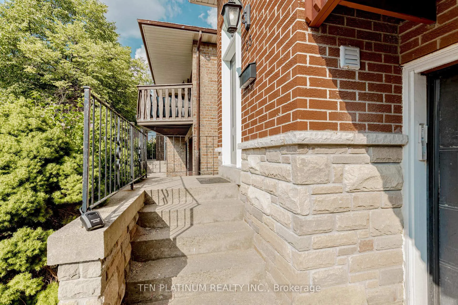 Photo 3 of 36 Tanager Square, Brampton, Heart Lake West — HOMEH