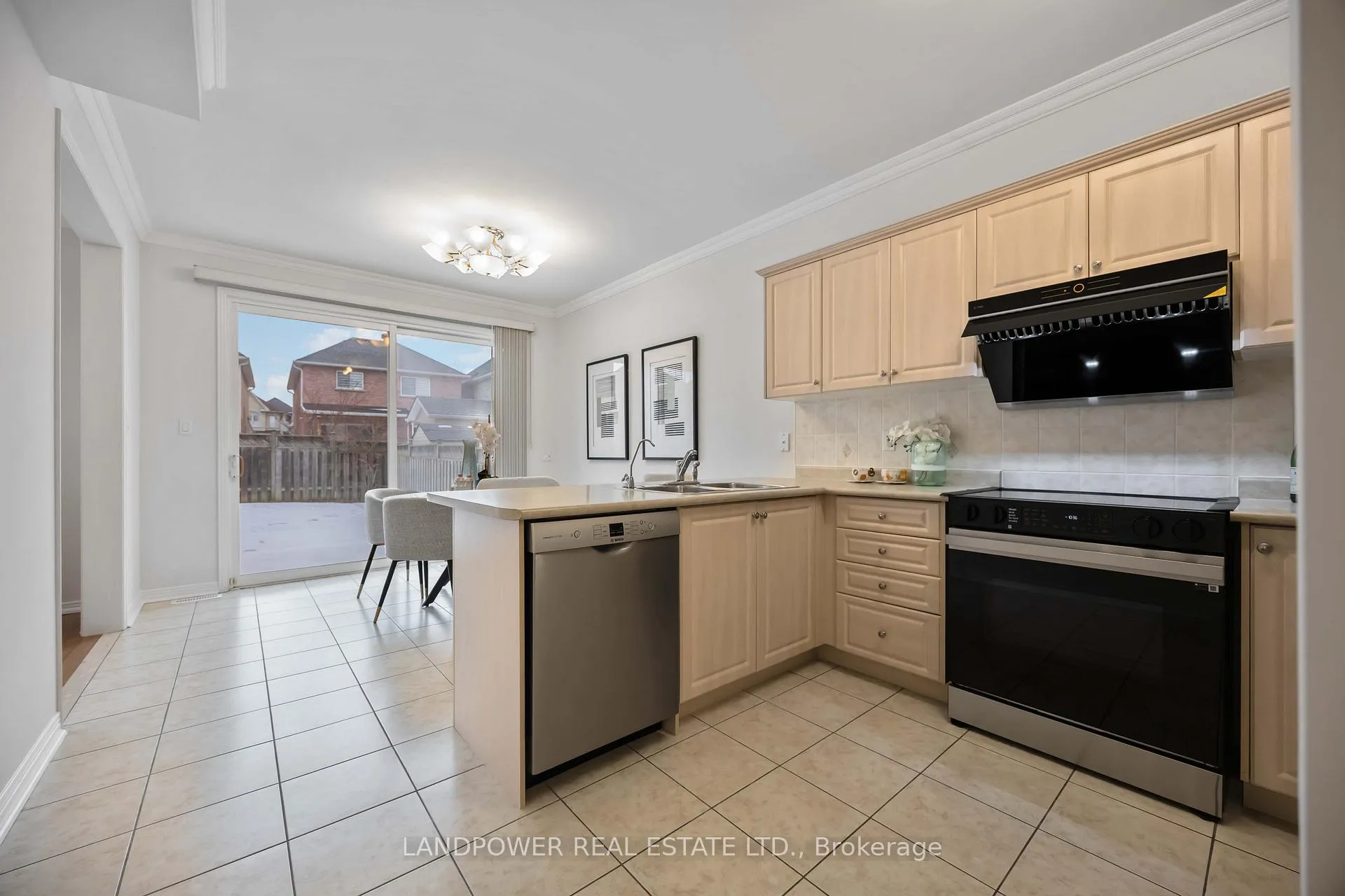 Photo 22 of 45 Oxfordshire Street, Markham, Berczy — HOMEH