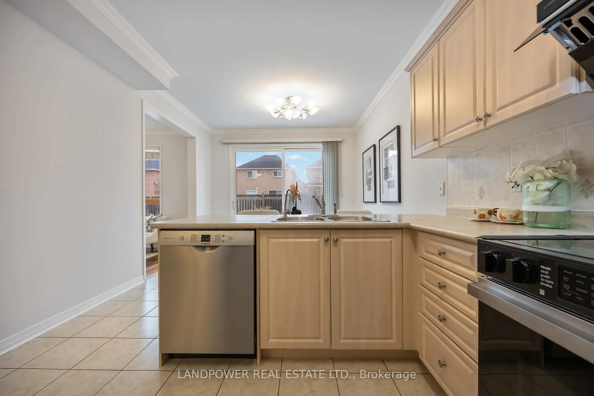 Photo 23 of 45 Oxfordshire Street, Markham, Berczy — HOMEH