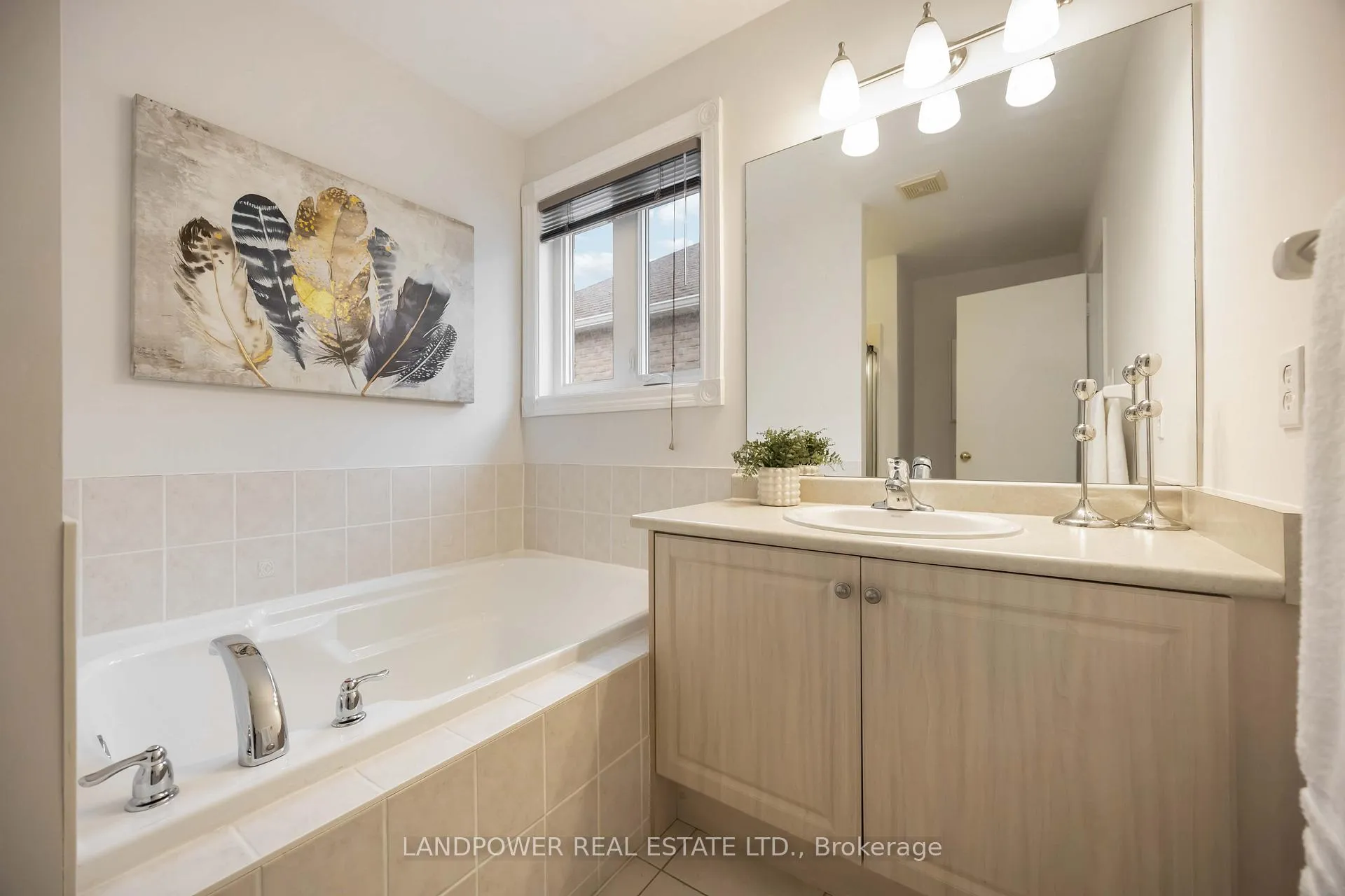 Photo 32 of 45 Oxfordshire Street, Markham, Berczy — HOMEH