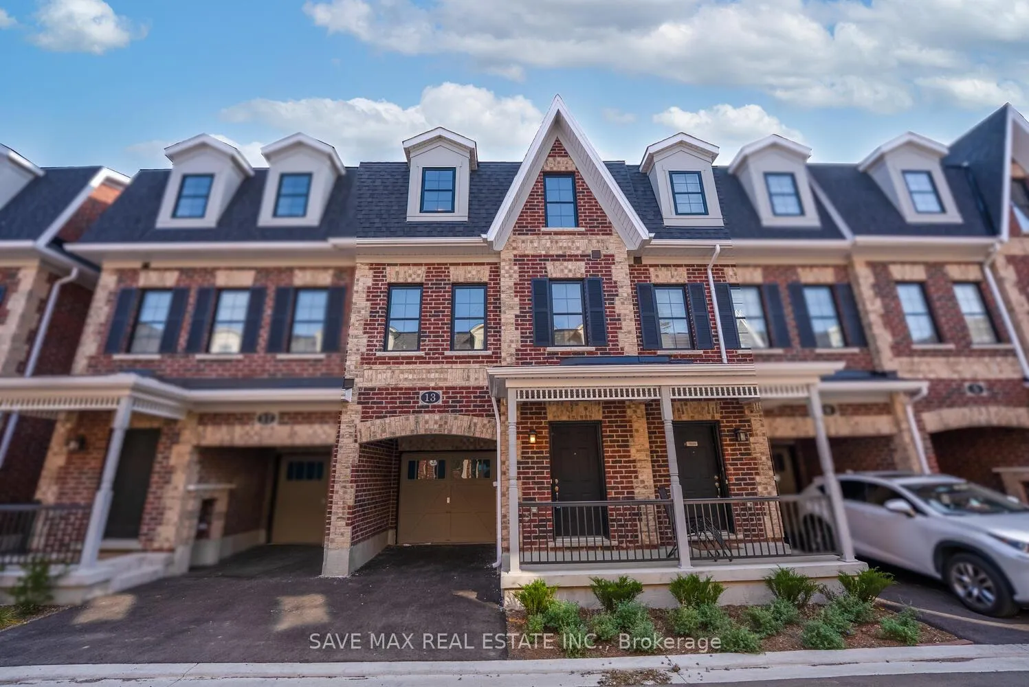Photo 2 of 13 Kennisis Way, Vaughan, Maple — HOMEH