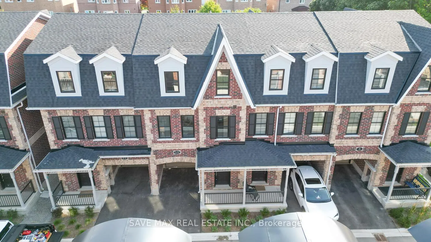 Photo 3 of 13 Kennisis Way, Vaughan, Maple — HOMEH