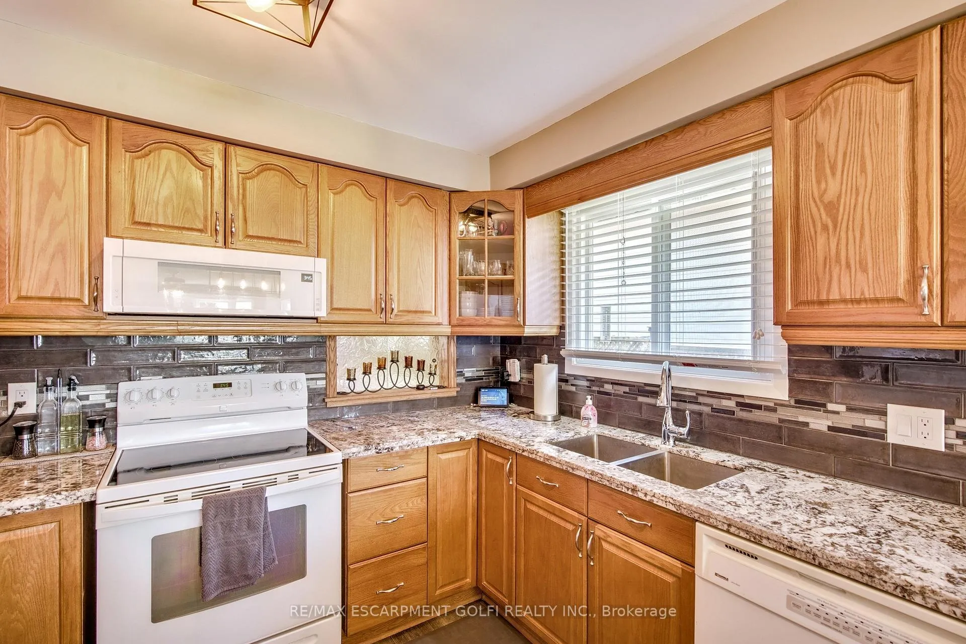 Photo 11 of 165 Woodrow Street, St. Catharines, Secord Woods — HOMEH