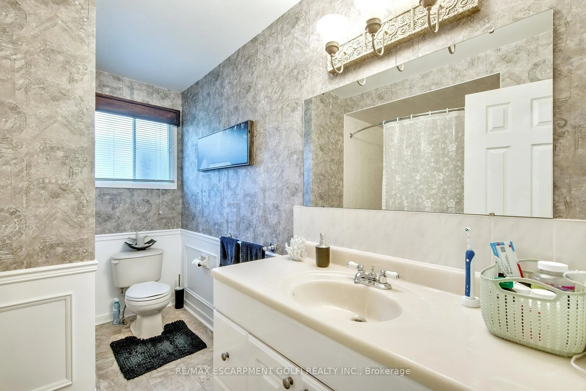Photo 14 of 165 Woodrow Street, St. Catharines, Secord Woods — HOMEH