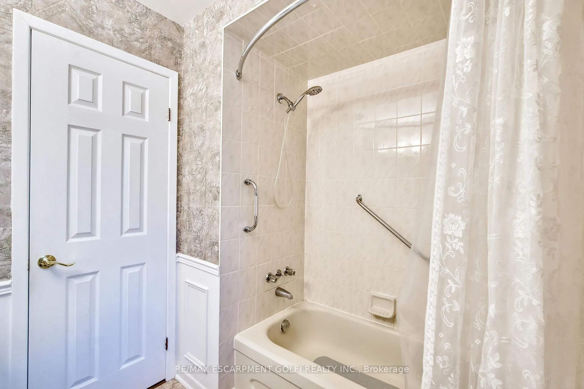 Photo 15 of 165 Woodrow Street, St. Catharines, Secord Woods — HOMEH
