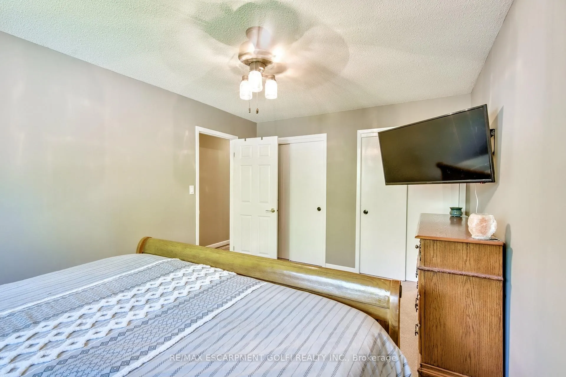 Photo 19 of 165 Woodrow Street, St. Catharines, Secord Woods — HOMEH