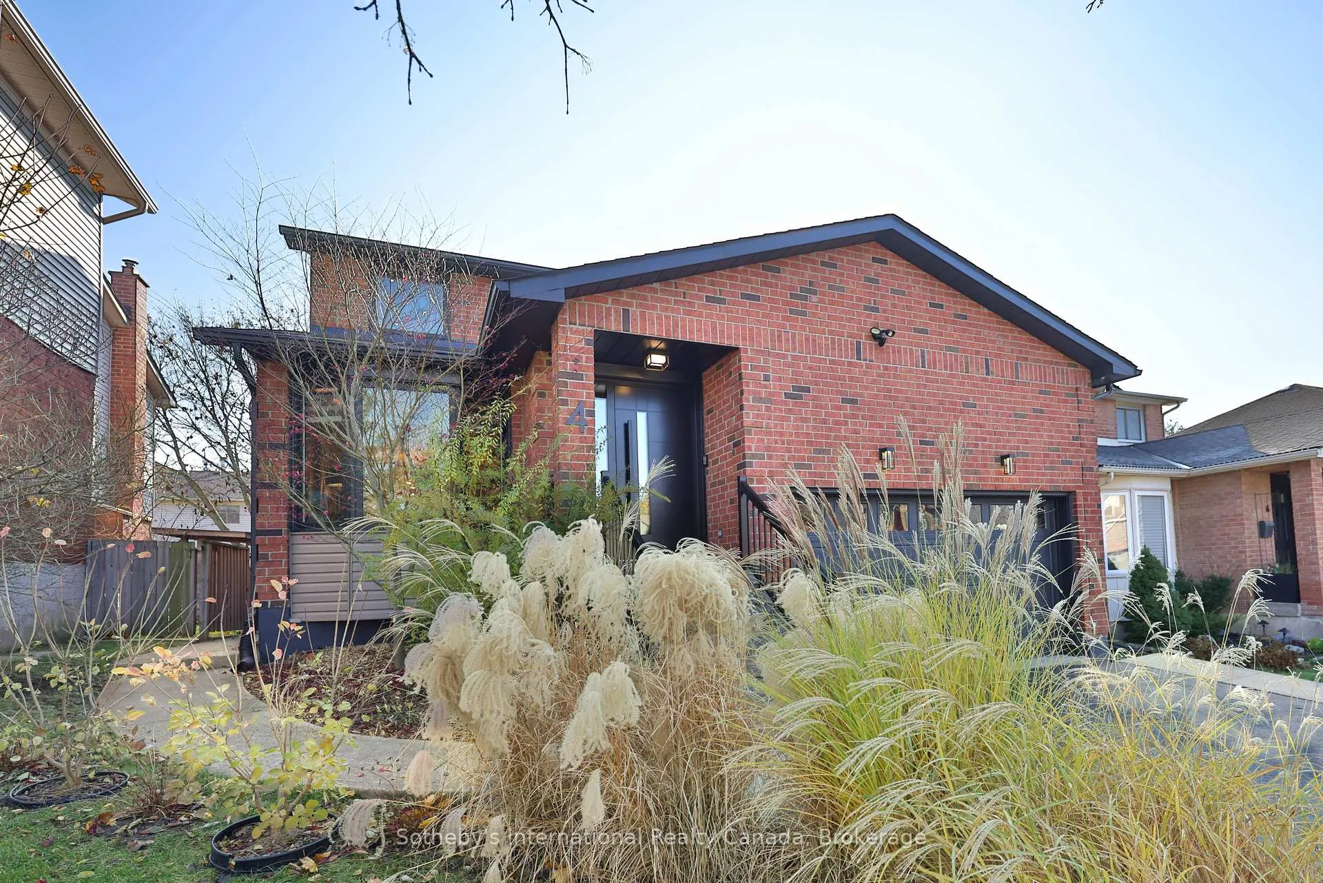 Photo 2 of 4 Fenton Drive, Hamilton, Waterdown — HOMEH