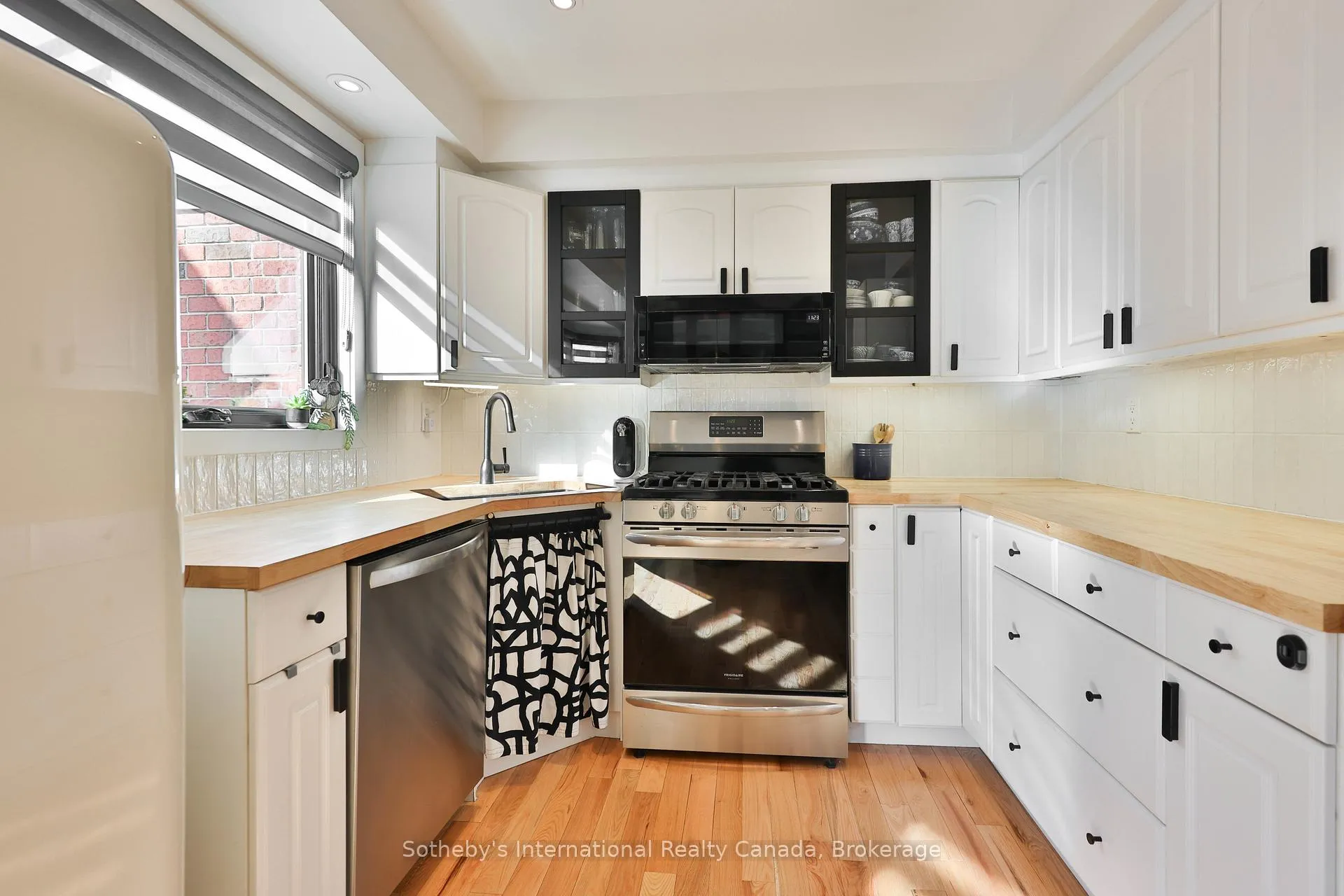 Photo 16 of 4 Fenton Drive, Hamilton, Waterdown — HOMEH