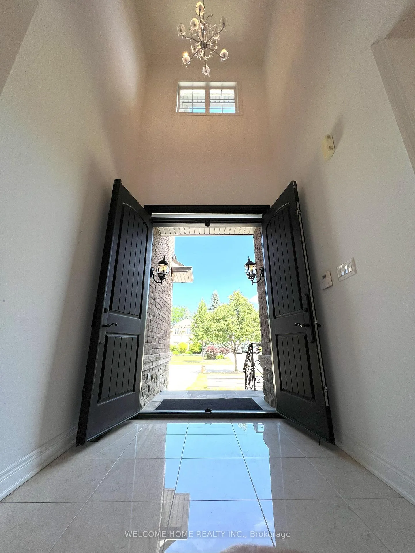 Photo 3 of 198 Treelawn Boulevard, Vaughan, Kleinburg — HOMEH