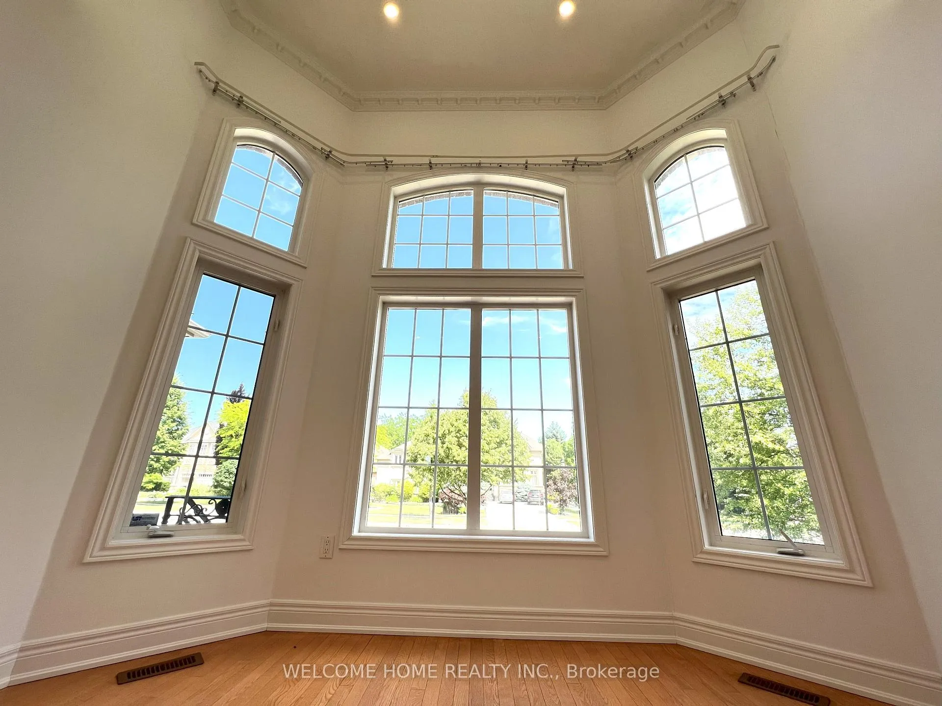 Photo 7 of 198 Treelawn Boulevard, Vaughan, Kleinburg — HOMEH