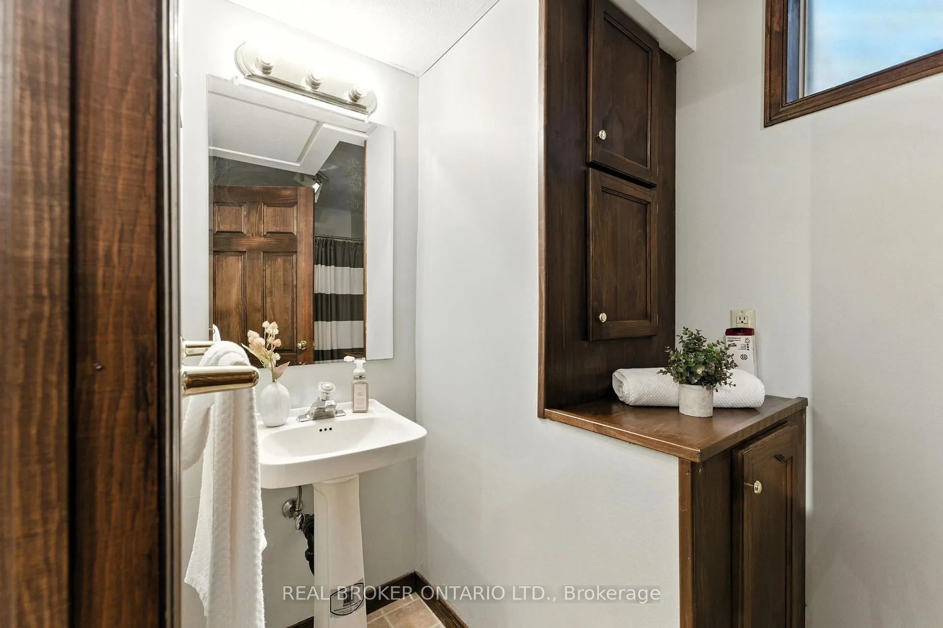 Photo 32 of 18 Isabel Drive, Brant, Brantford Twp — HOMEH