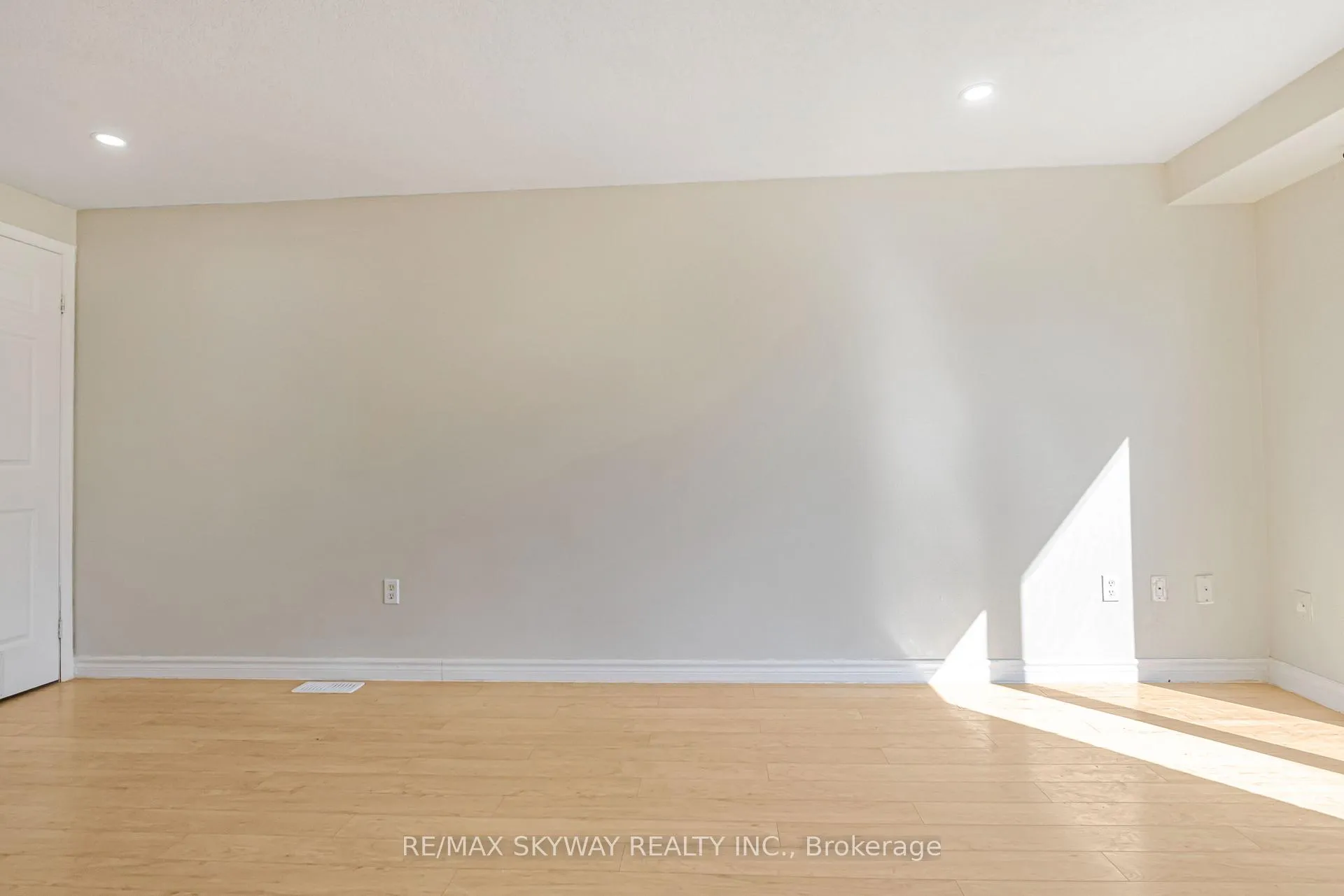 Photo 9 of 248 Activa Avenue, Kitchener, Larentian West — HOMEH