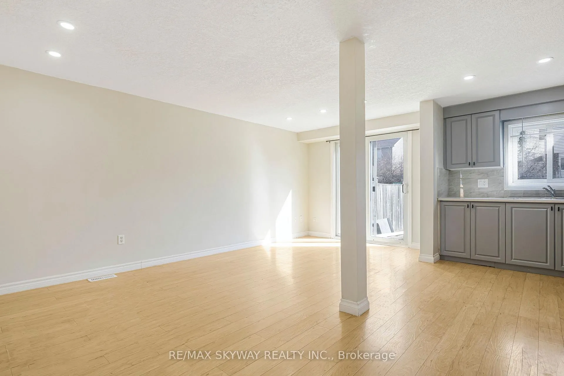Photo 17 of 248 Activa Avenue, Kitchener, Larentian West — HOMEH