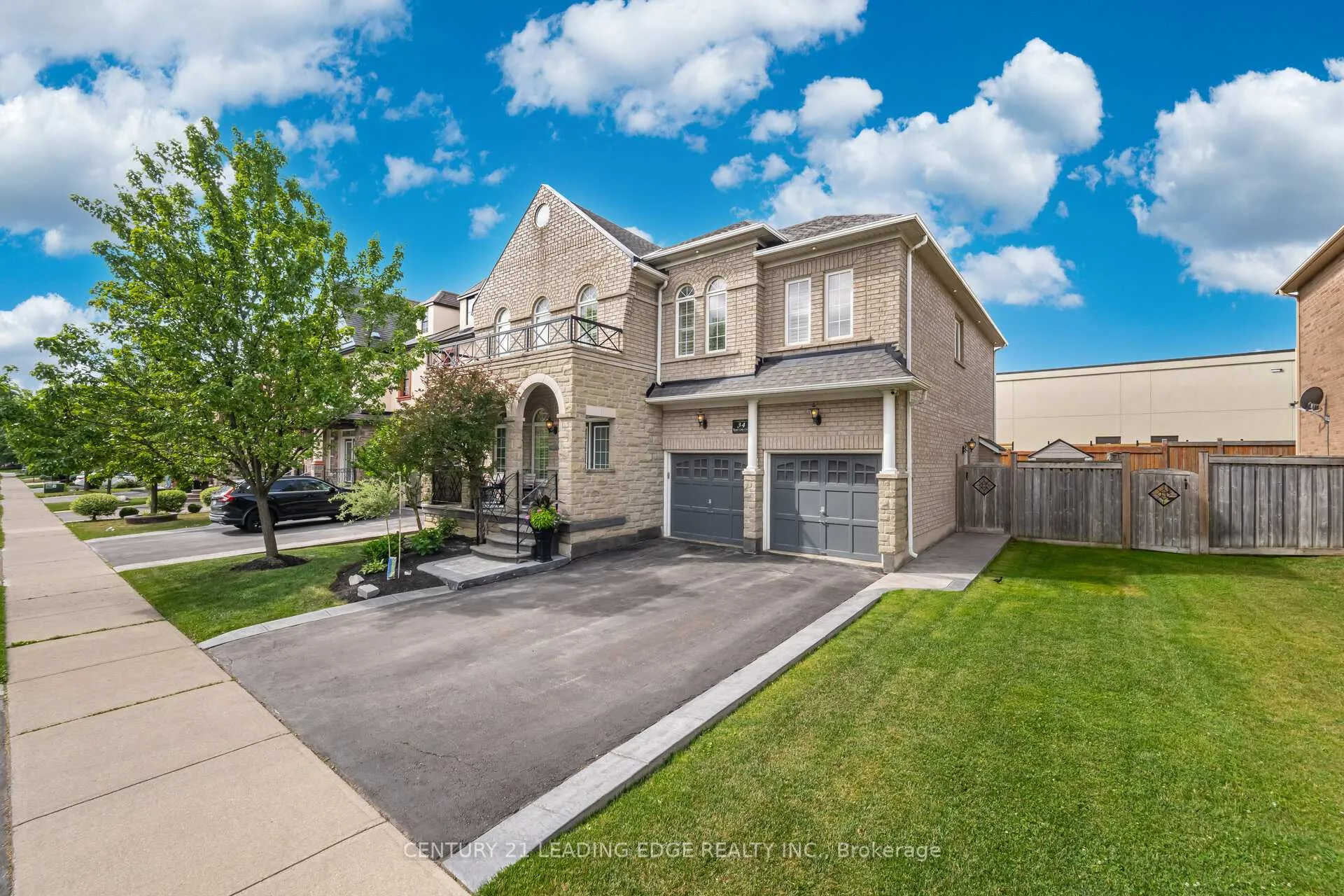 Front of 34 Royal Links Circle