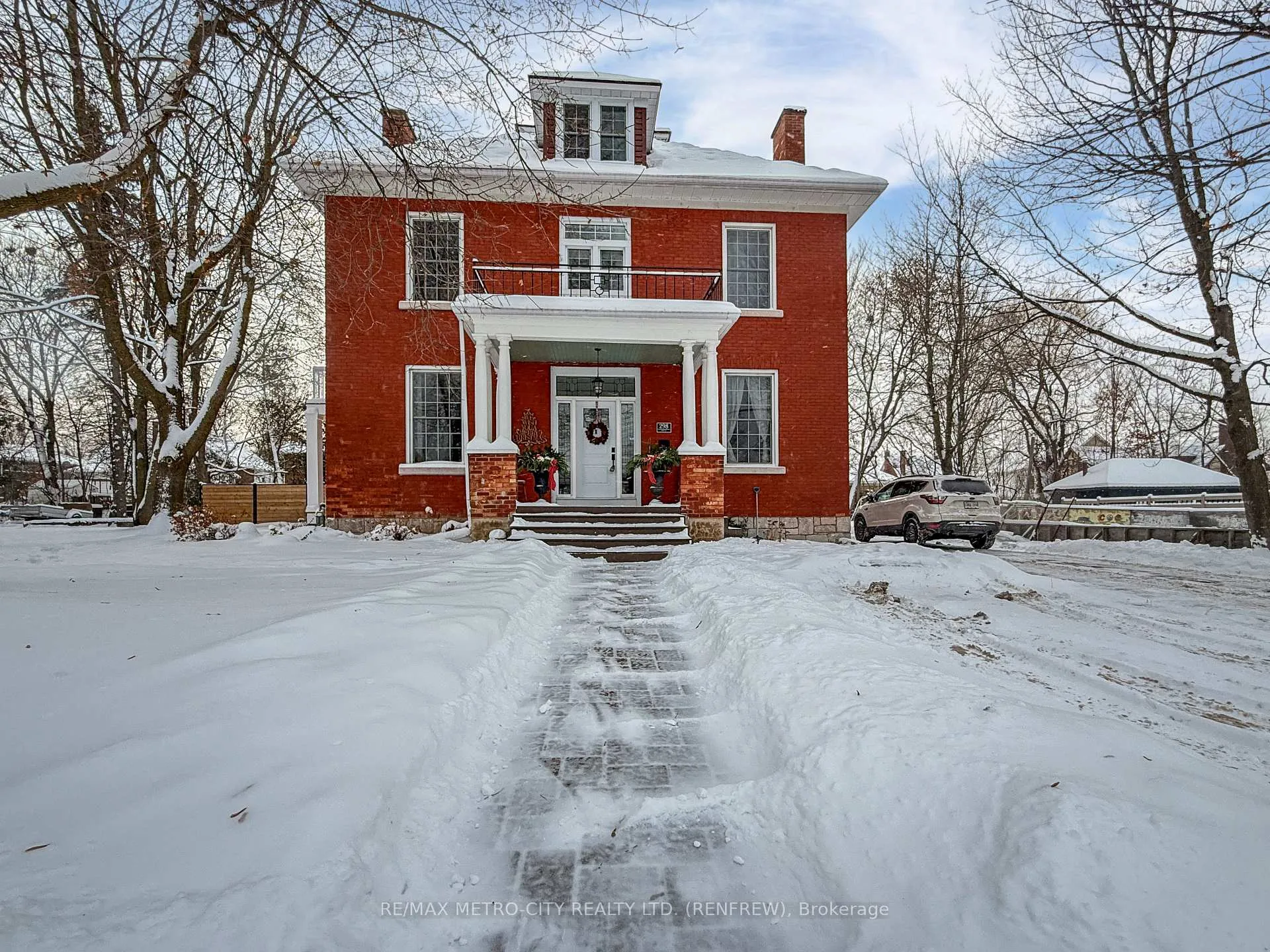 Photo 2 of 298 Barr Street, Renfrew — HOMEH