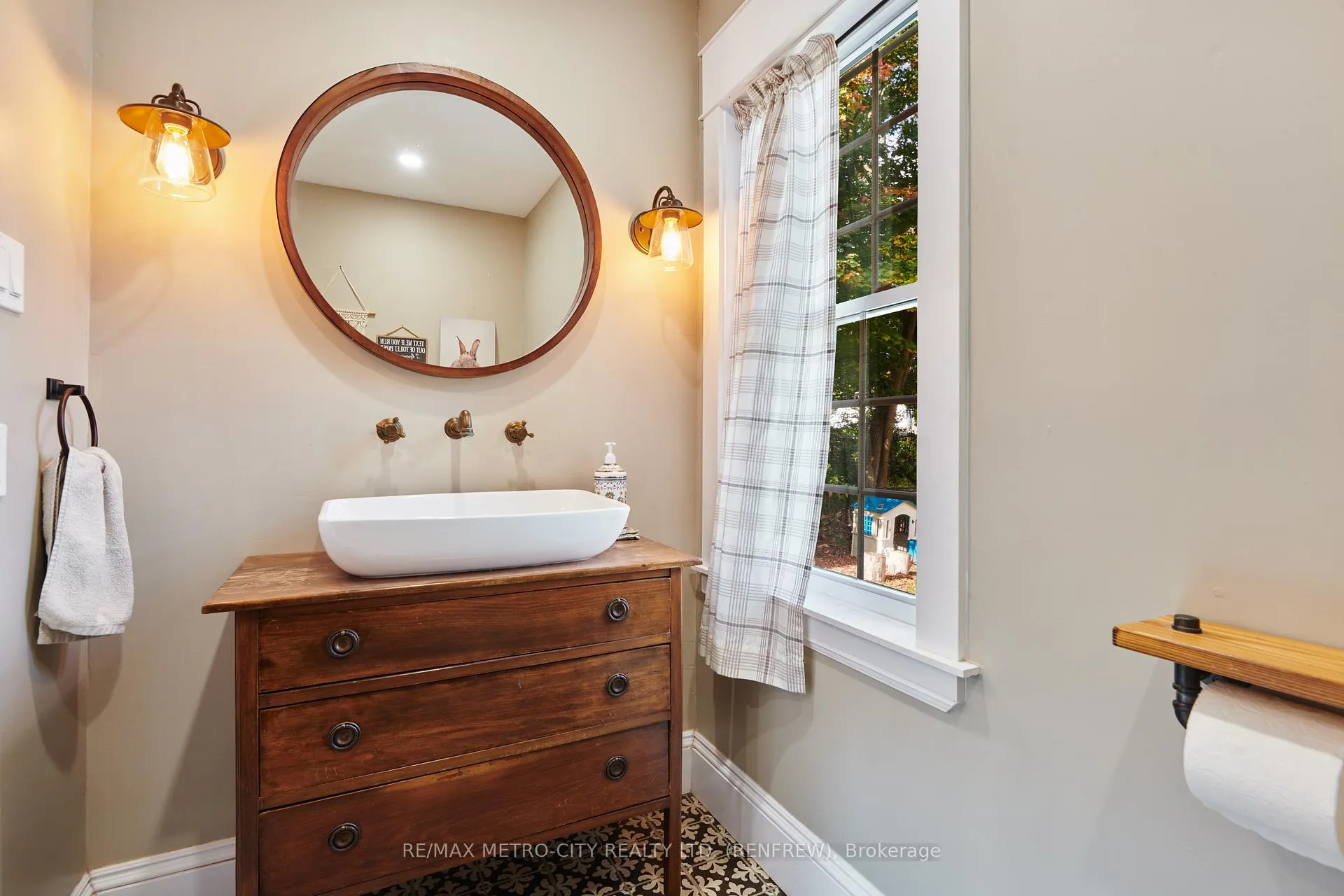 Photo 19 of 298 Barr Street, Renfrew — HOMEH