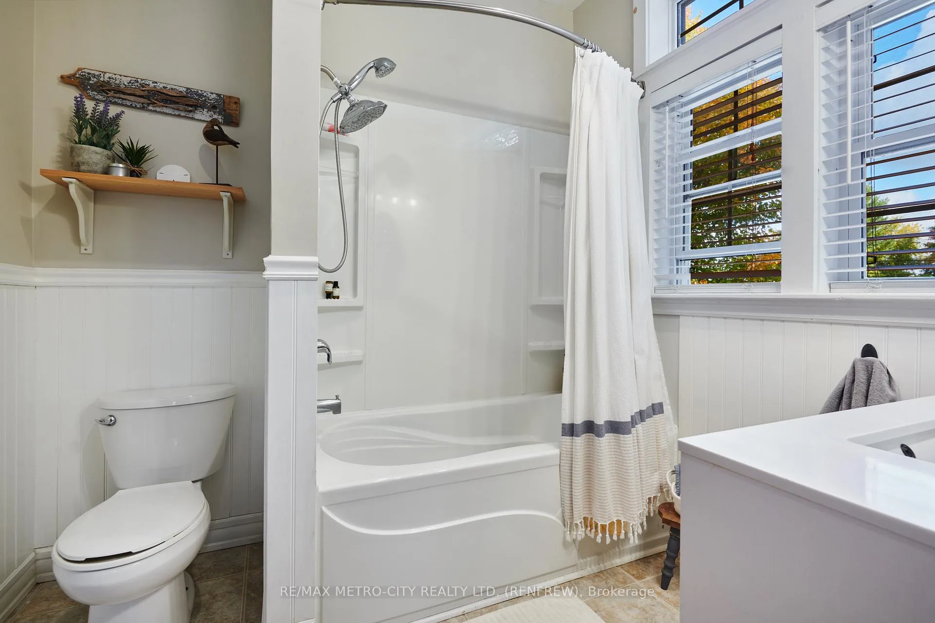 Photo 23 of 298 Barr Street, Renfrew — HOMEH