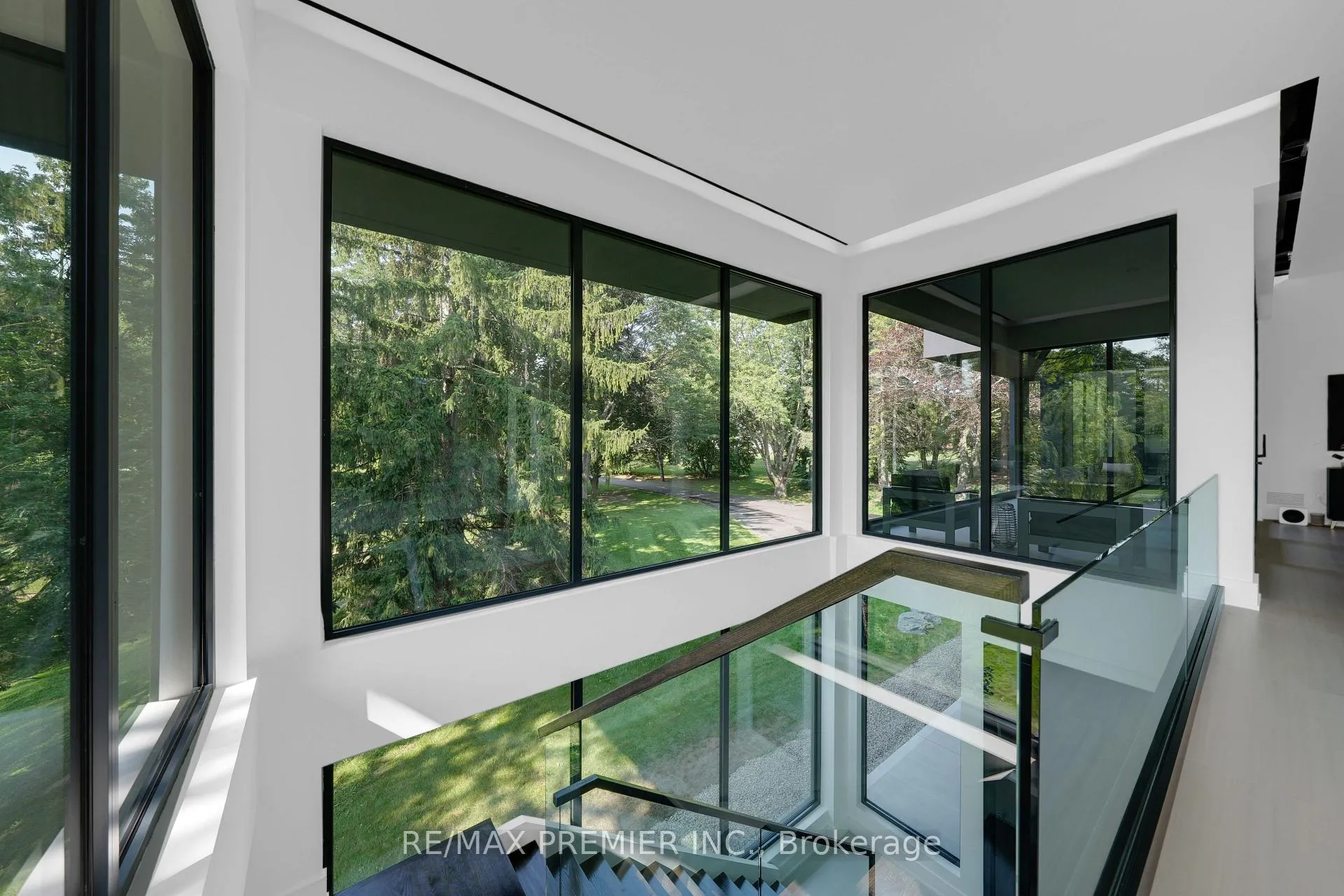 Photo 8 of 350 Kingscross Drive, King, King City — HOMEH