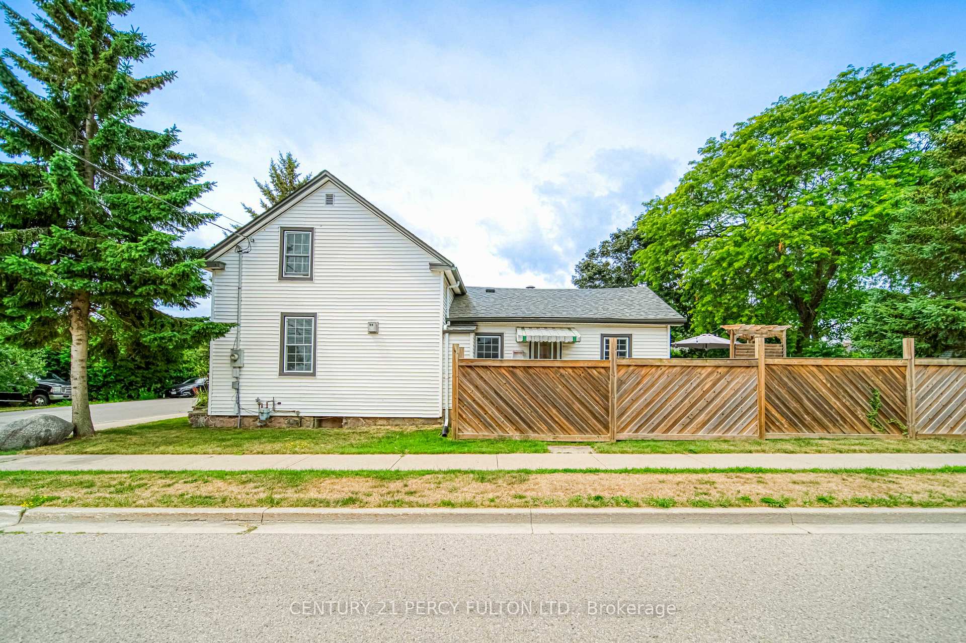 Photo 3 of 16 Second Street, Clarington, Bowmanville — HOMEH