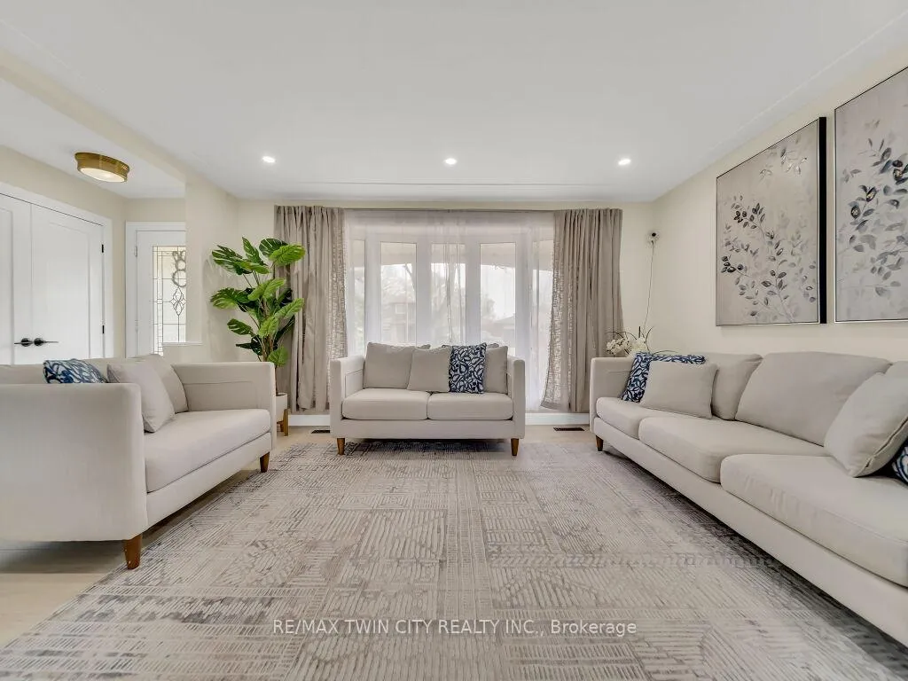 Photo 4 of 75 Bettley Crescent, Kitchener — HOMEH
