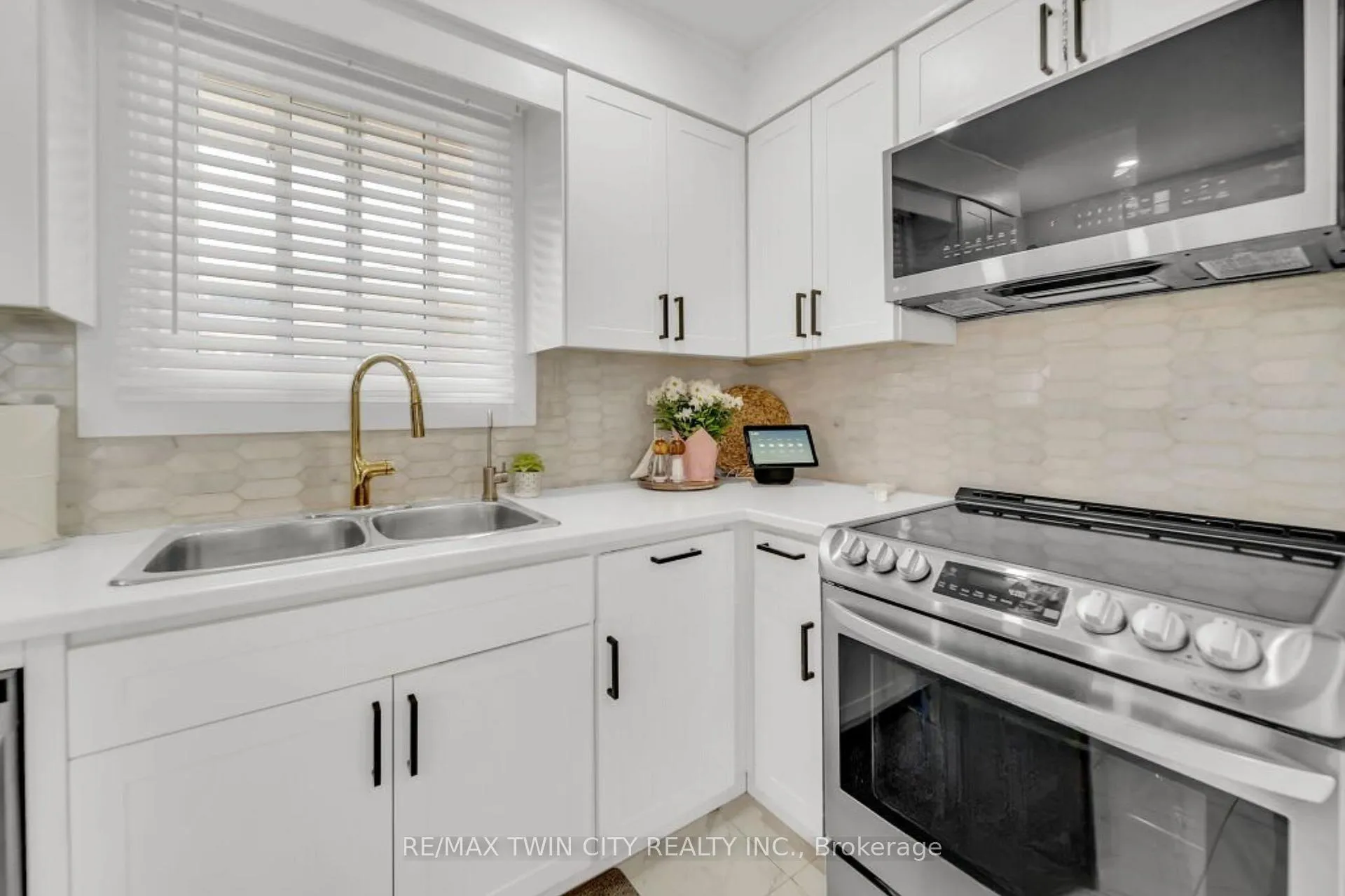 Photo 12 of 75 Bettley Crescent, Kitchener — HOMEH