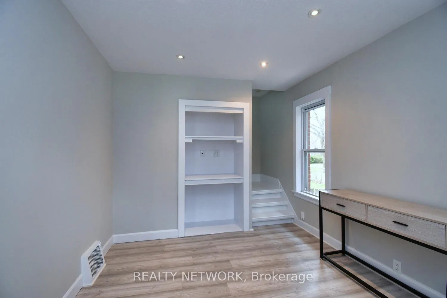 Photo 4 of 82 Alpine Avenue, Hamilton, Inch Park — HOMEH