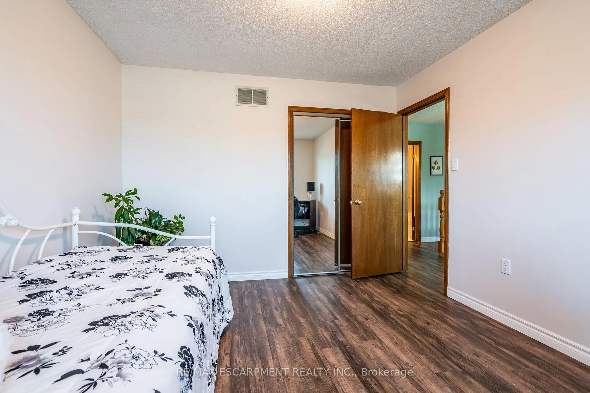 Photo 28 of 35 Republic Avenue, Hamilton, Crerar — HOMEH