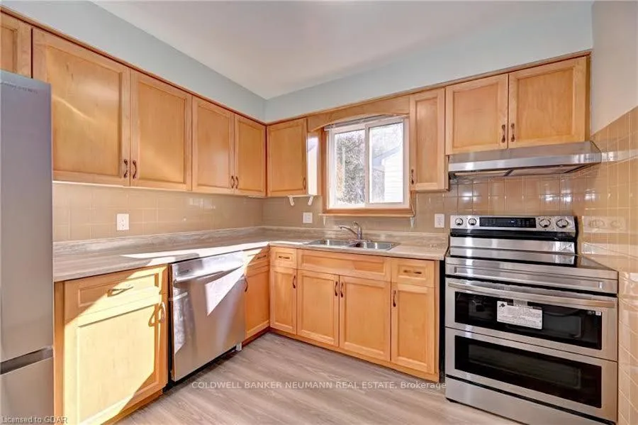 Photo 2 of 160 Arrowhead Crescent, Kitchener — HOMEH