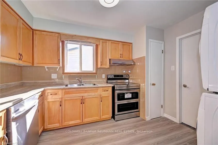 Photo 3 of 160 Arrowhead Crescent, Kitchener — HOMEH