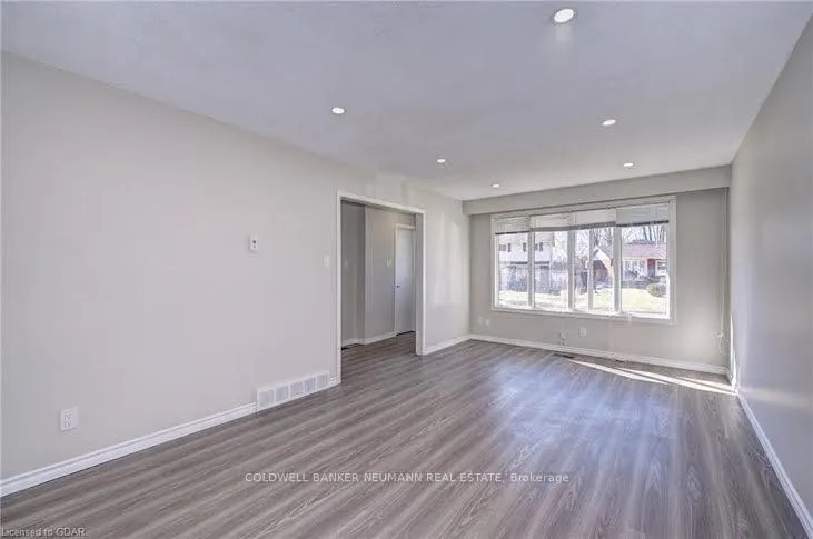 Photo 10 of 160 Arrowhead Crescent, Kitchener — HOMEH