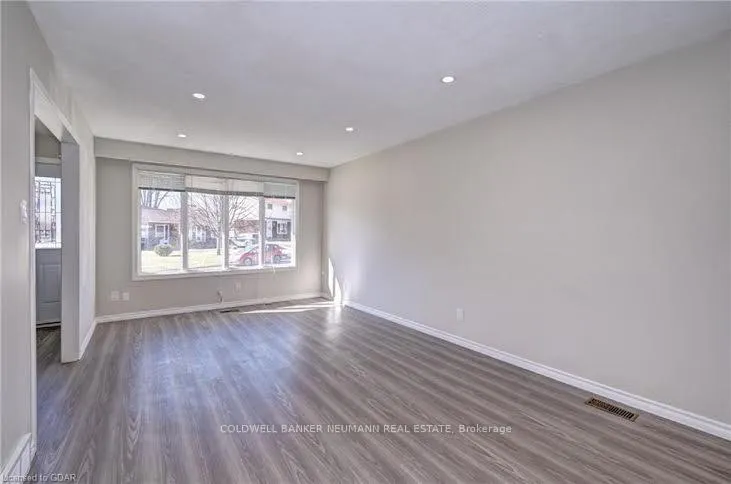 Photo 12 of 160 Arrowhead Crescent, Kitchener — HOMEH