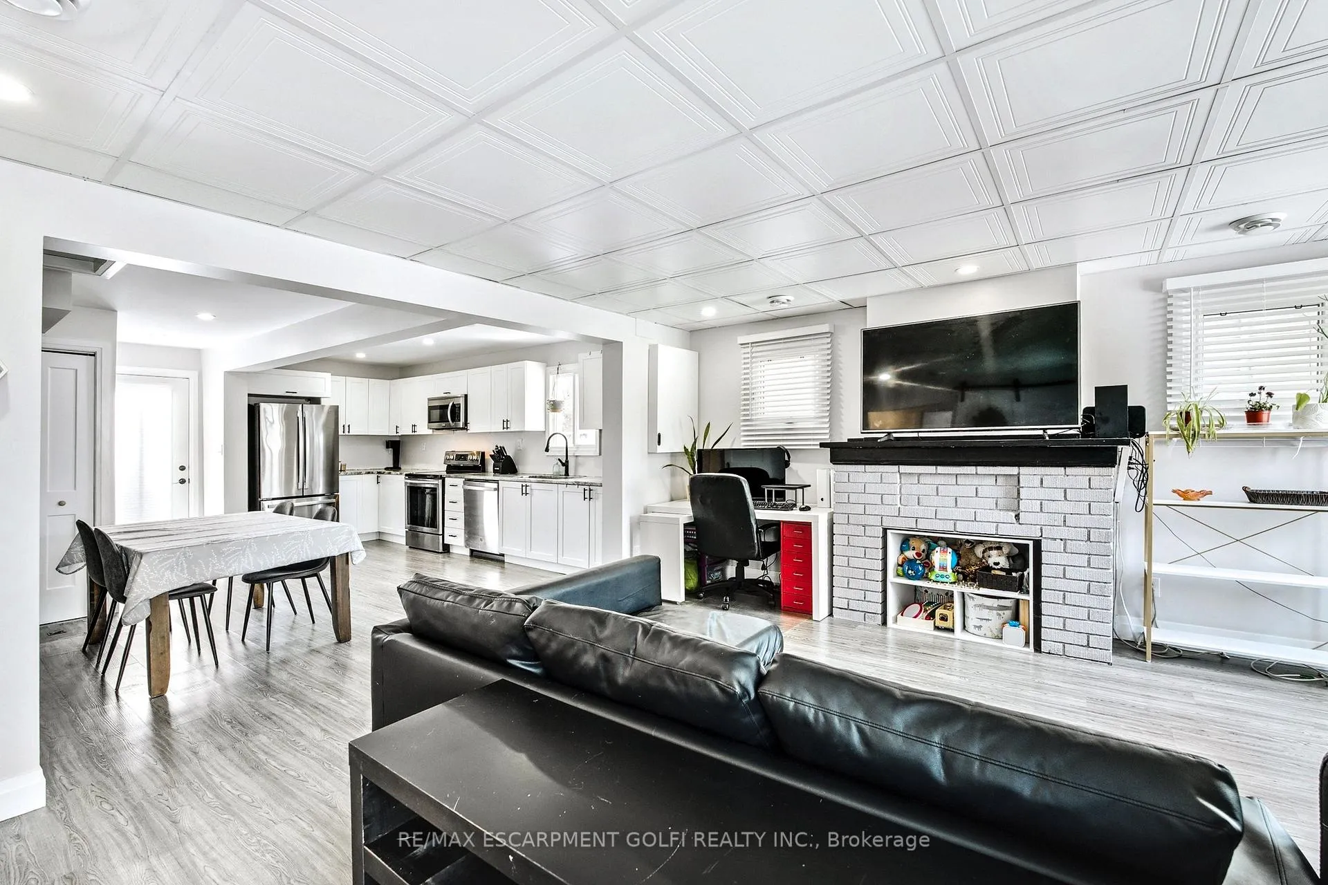 Photo 4 of 27 Grapeview Drive, St. Catharines, Grapeview — HOMEH