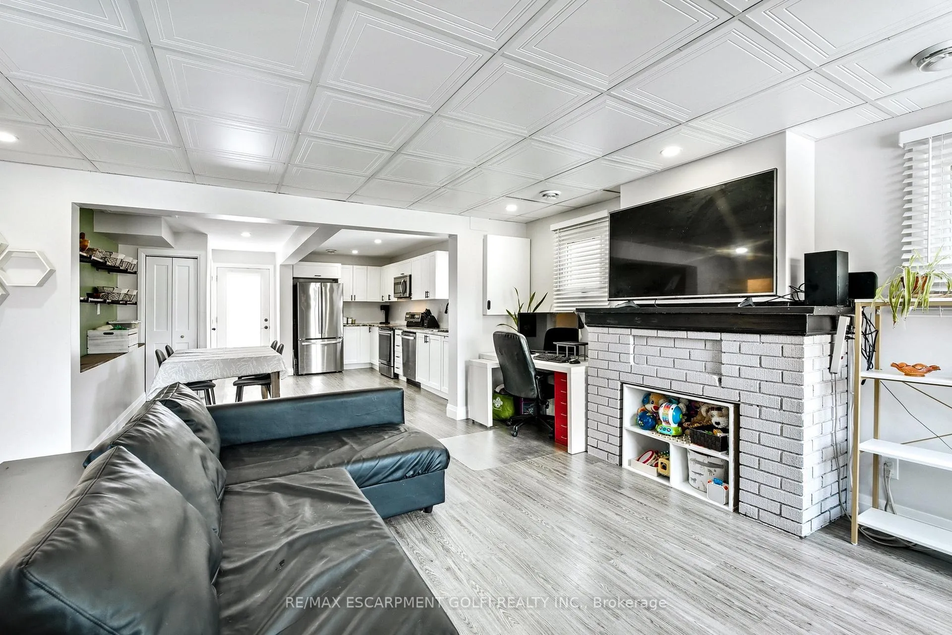 Photo 8 of 27 Grapeview Drive, St. Catharines, Grapeview — HOMEH