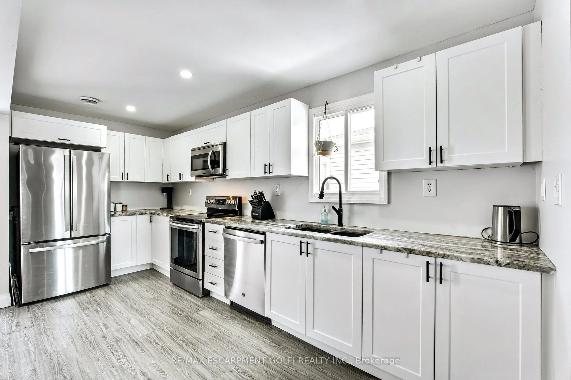 Photo 10 of 27 Grapeview Drive, St. Catharines, Grapeview — HOMEH