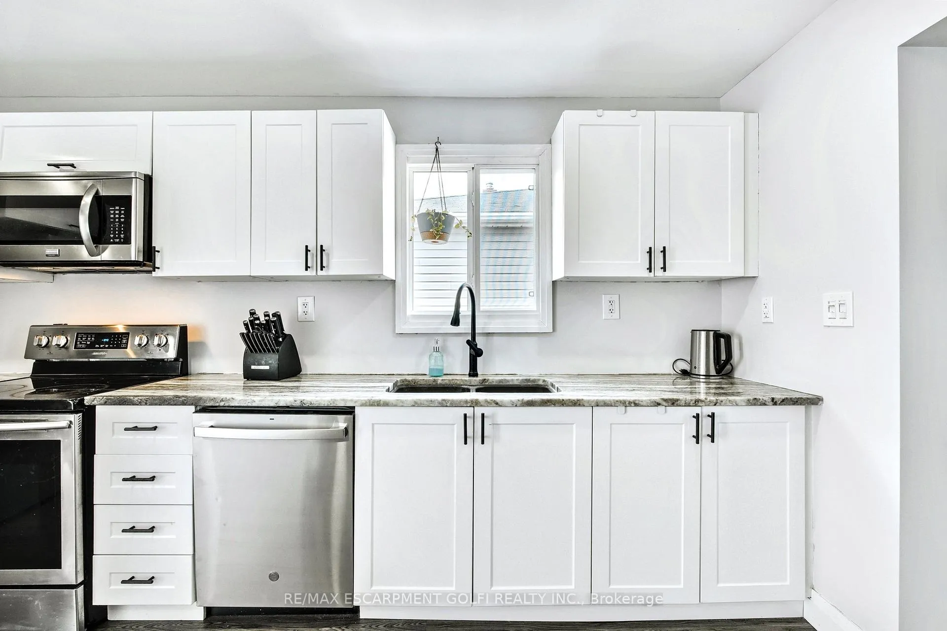 Photo 11 of 27 Grapeview Drive, St. Catharines, Grapeview — HOMEH