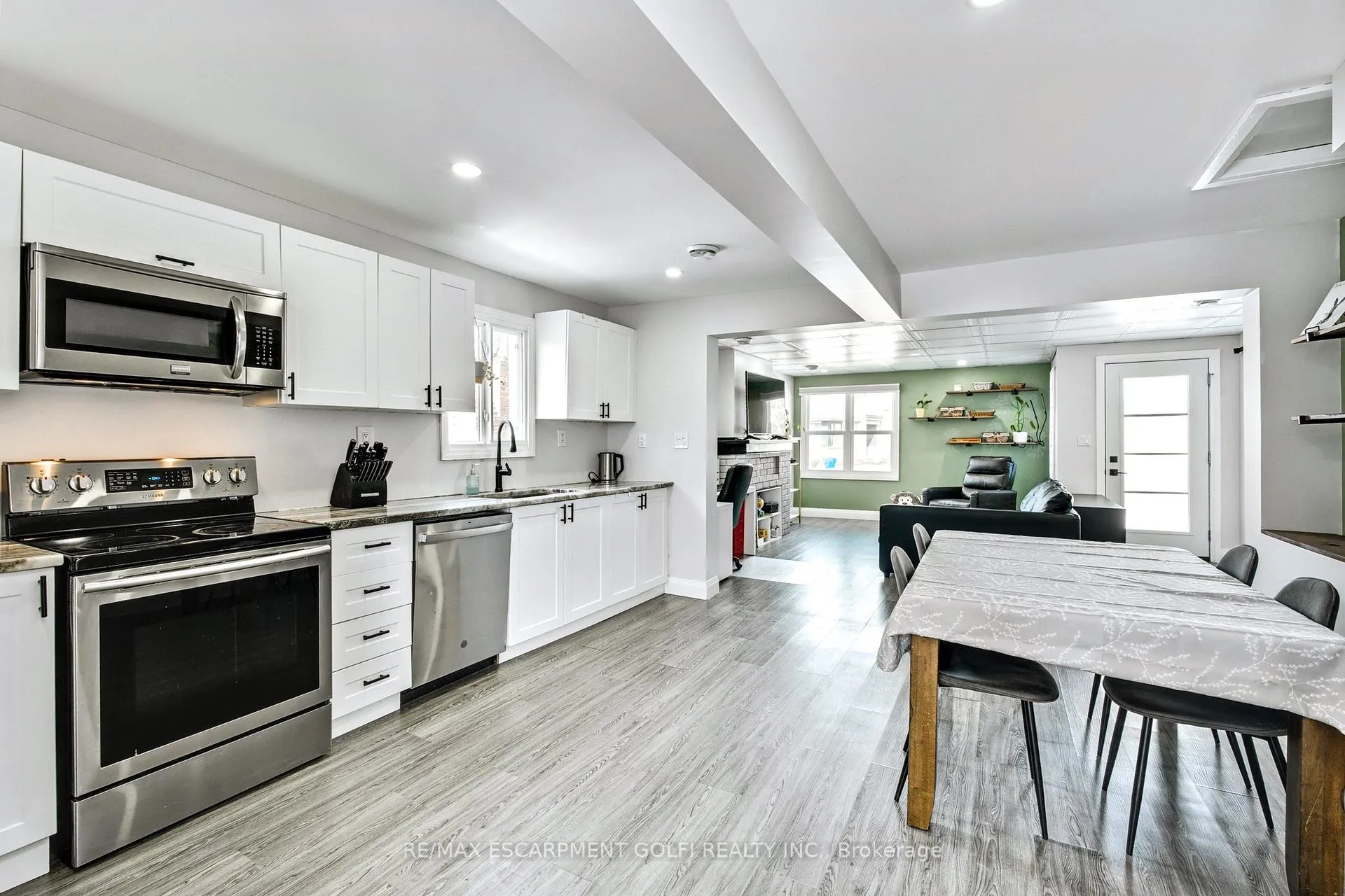 Photo 12 of 27 Grapeview Drive, St. Catharines, Grapeview — HOMEH