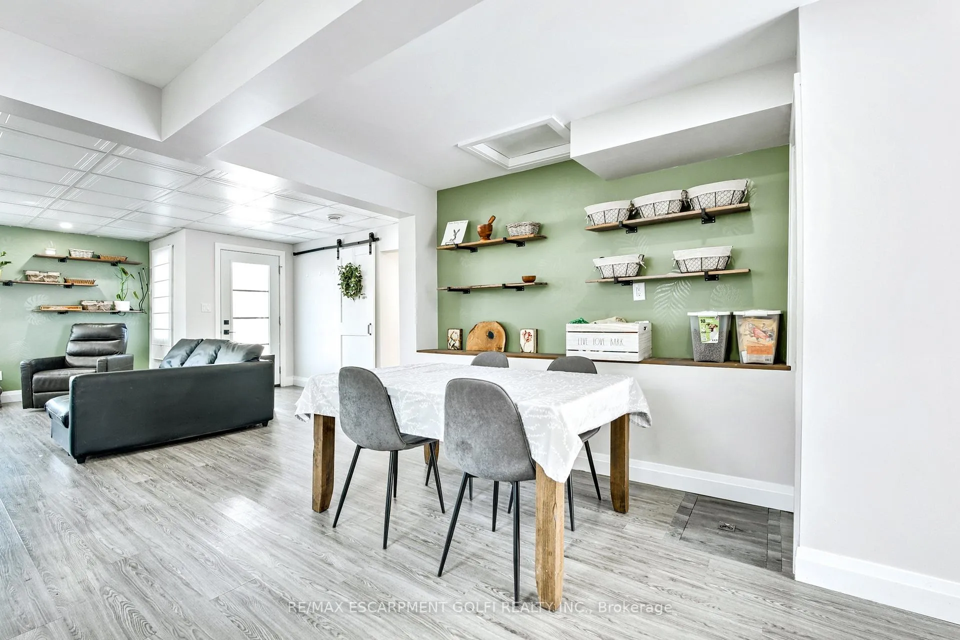 Photo 13 of 27 Grapeview Drive, St. Catharines, Grapeview — HOMEH