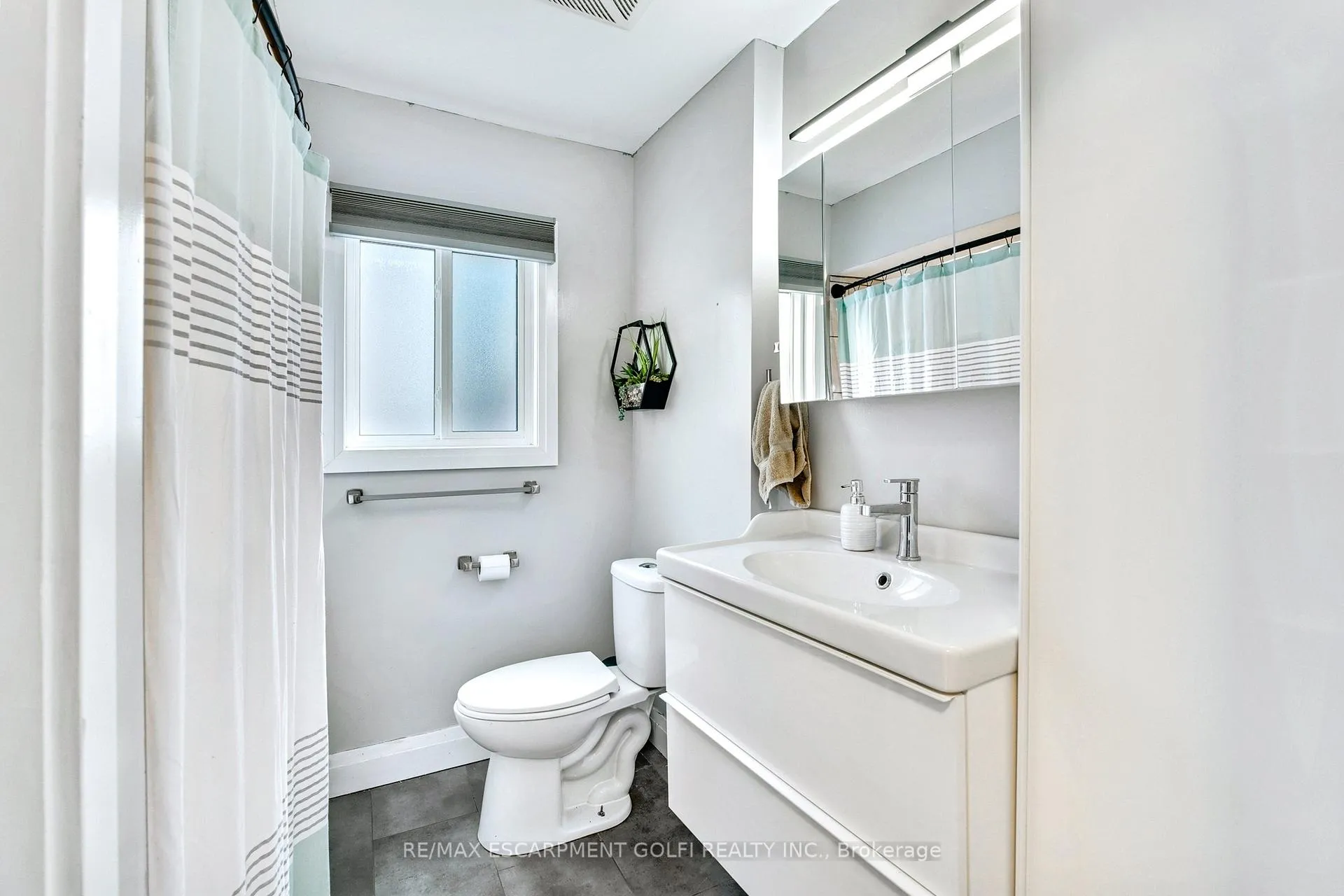 Photo 21 of 27 Grapeview Drive, St. Catharines, Grapeview — HOMEH