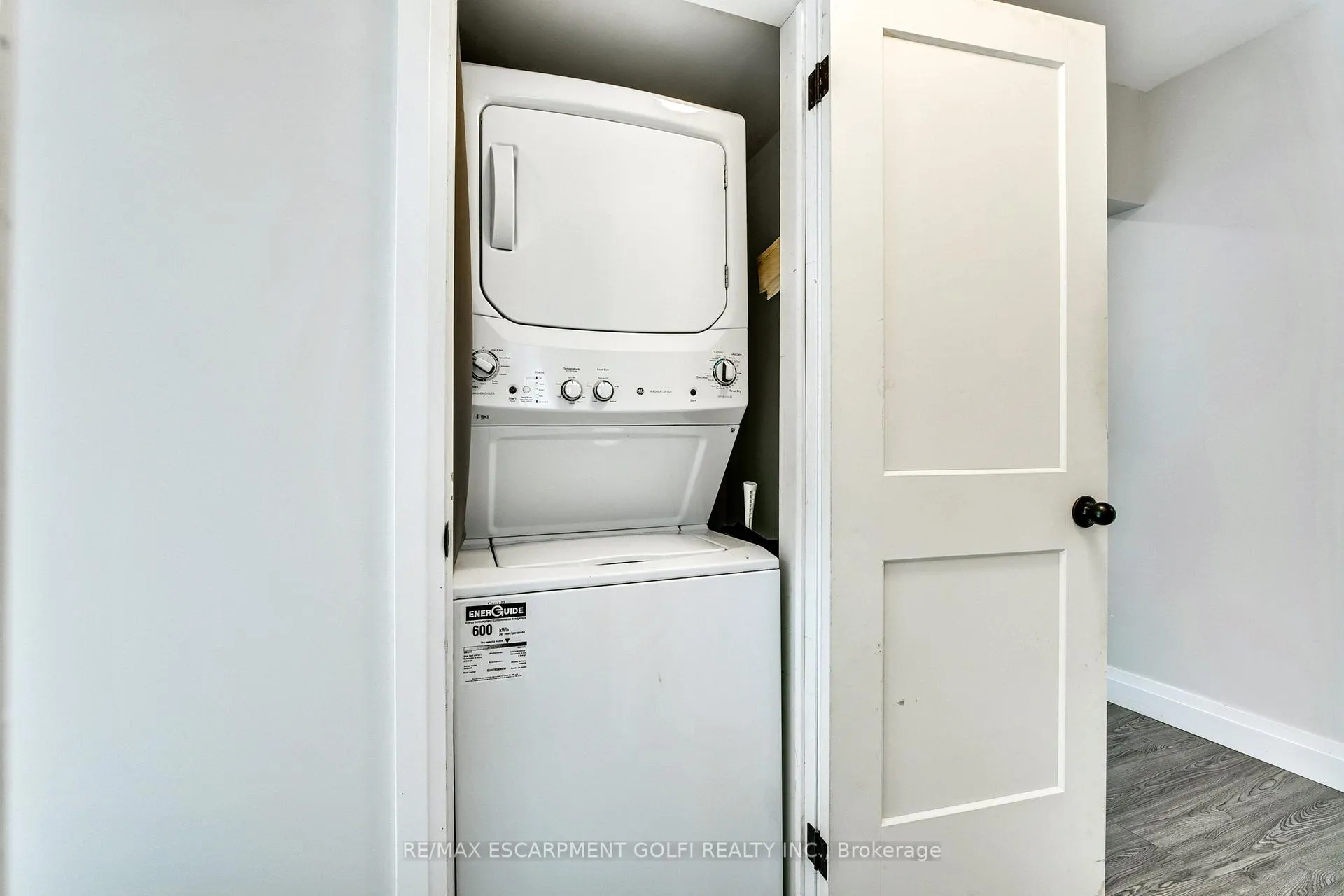 Photo 24 of 27 Grapeview Drive, St. Catharines, Grapeview — HOMEH
