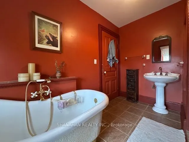 Photo 38 of 608 Ontario Street, Warwick, Watford — HOMEH