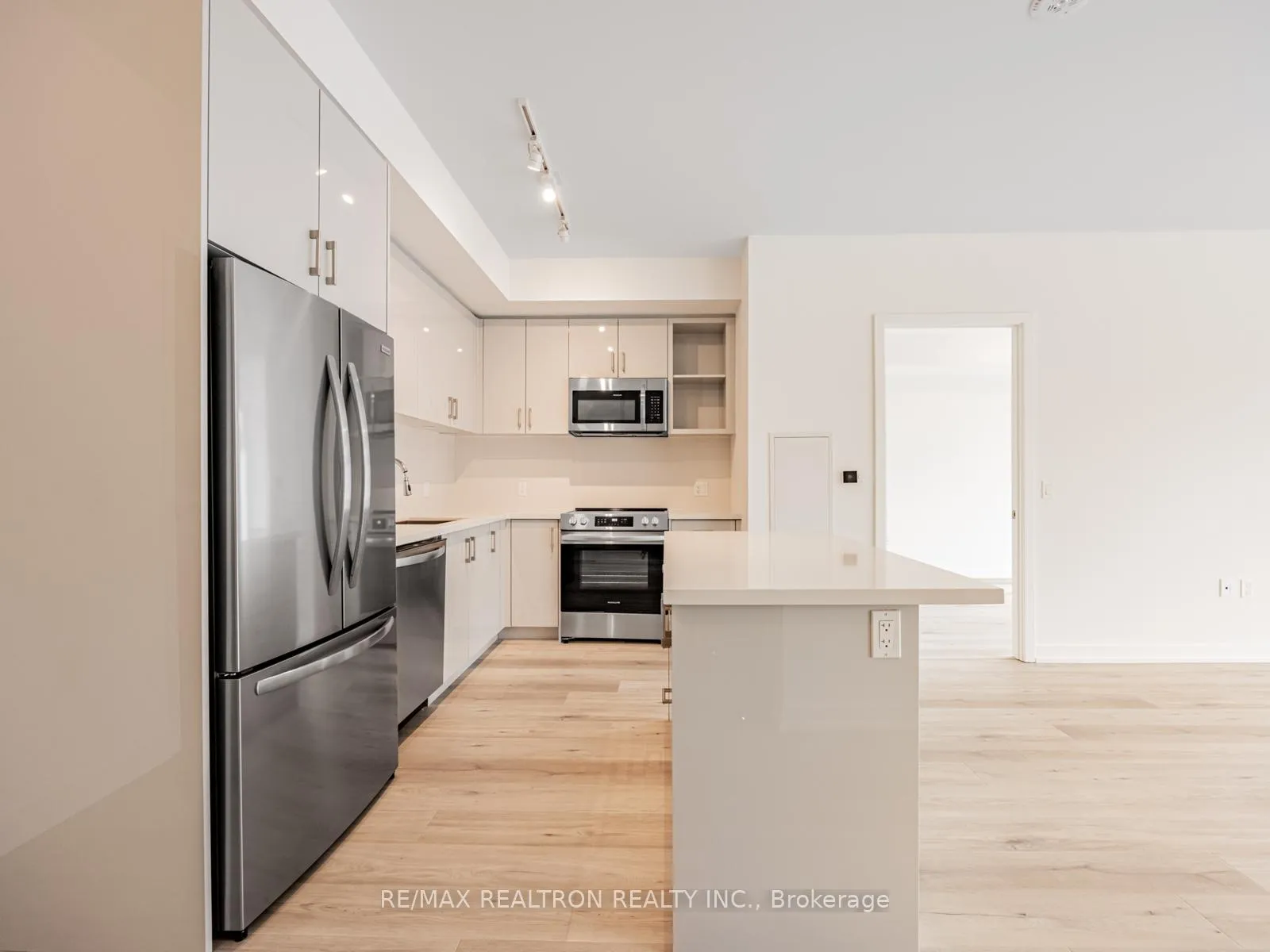 Photo 2 of Unit 313, 333 Sunseeker Avenue, Innisfil, Rural Innisfil — HOMEH