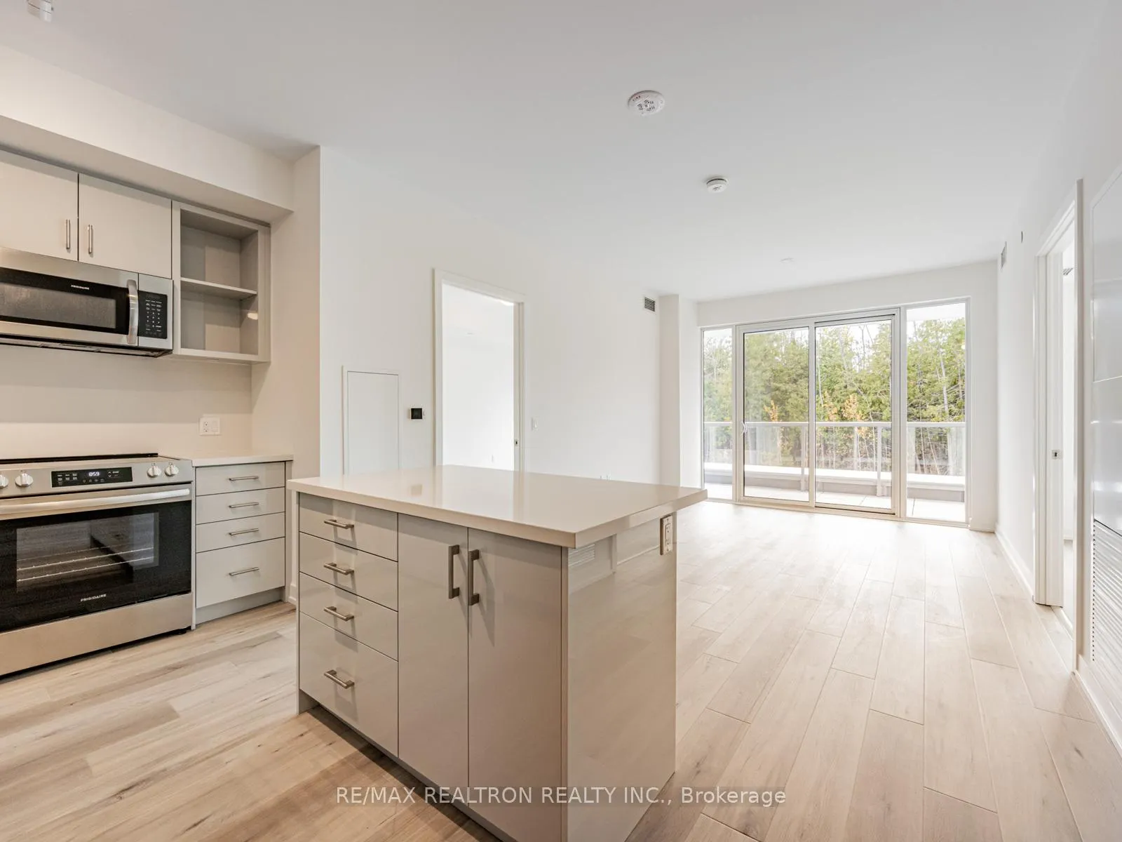 Photo 3 of Unit 313, 333 Sunseeker Avenue, Innisfil, Rural Innisfil — HOMEH