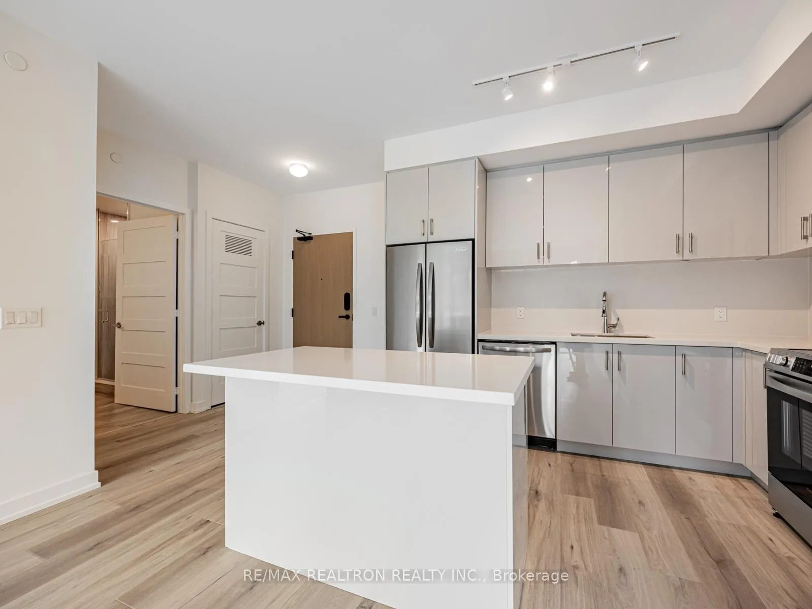 Photo 6 of Unit 313, 333 Sunseeker Avenue, Innisfil, Rural Innisfil — HOMEH