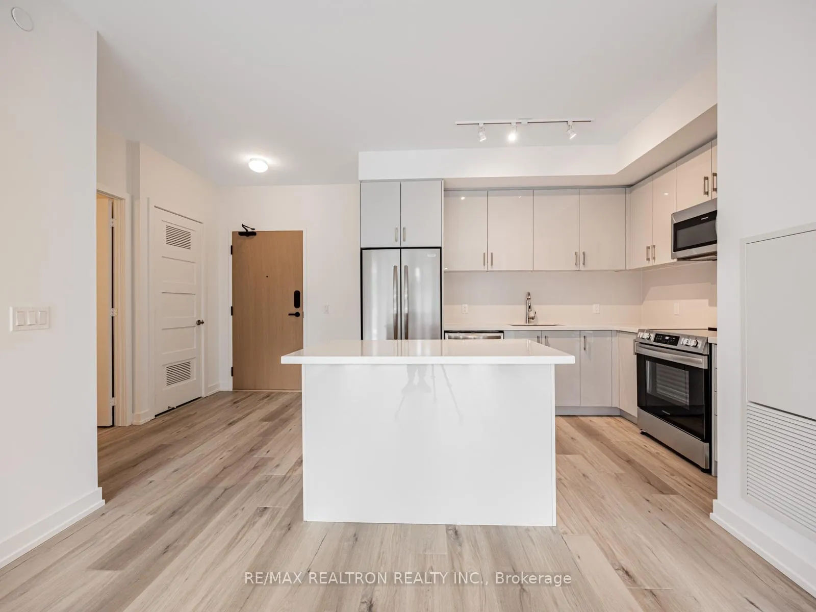 Photo 7 of Unit 313, 333 Sunseeker Avenue, Innisfil, Rural Innisfil — HOMEH