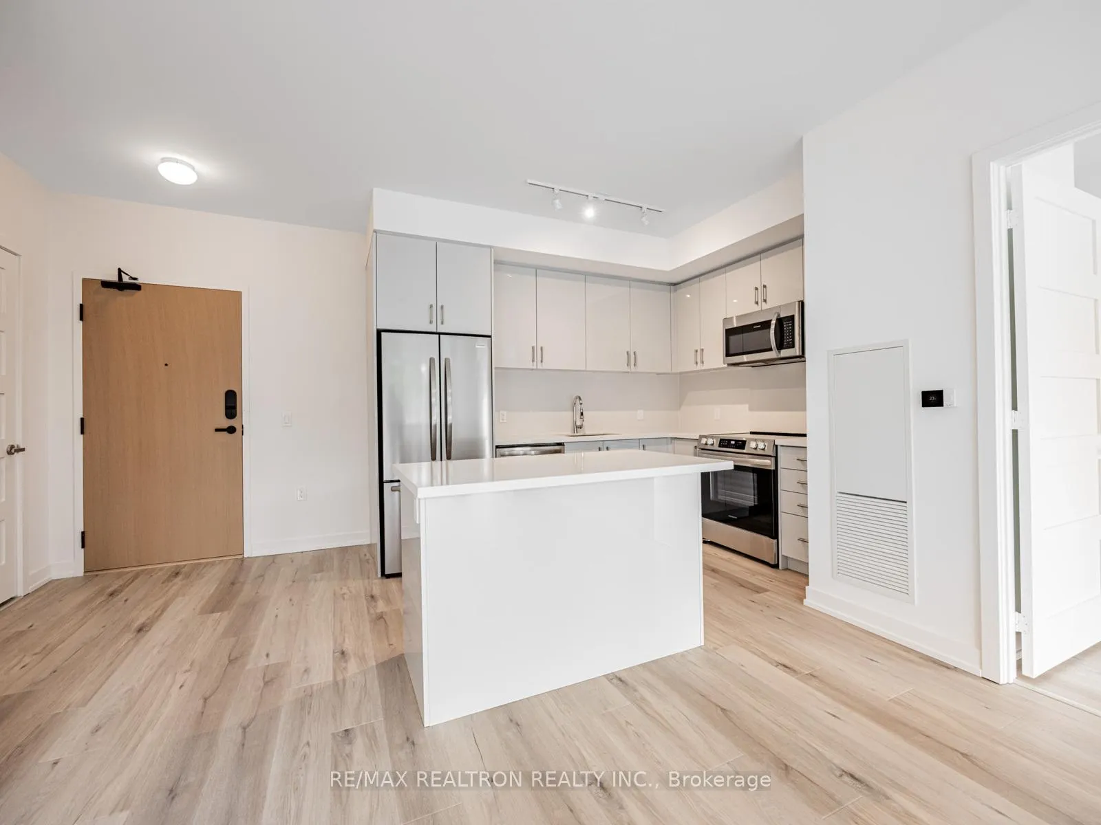 Photo 8 of Unit 313, 333 Sunseeker Avenue, Innisfil, Rural Innisfil — HOMEH