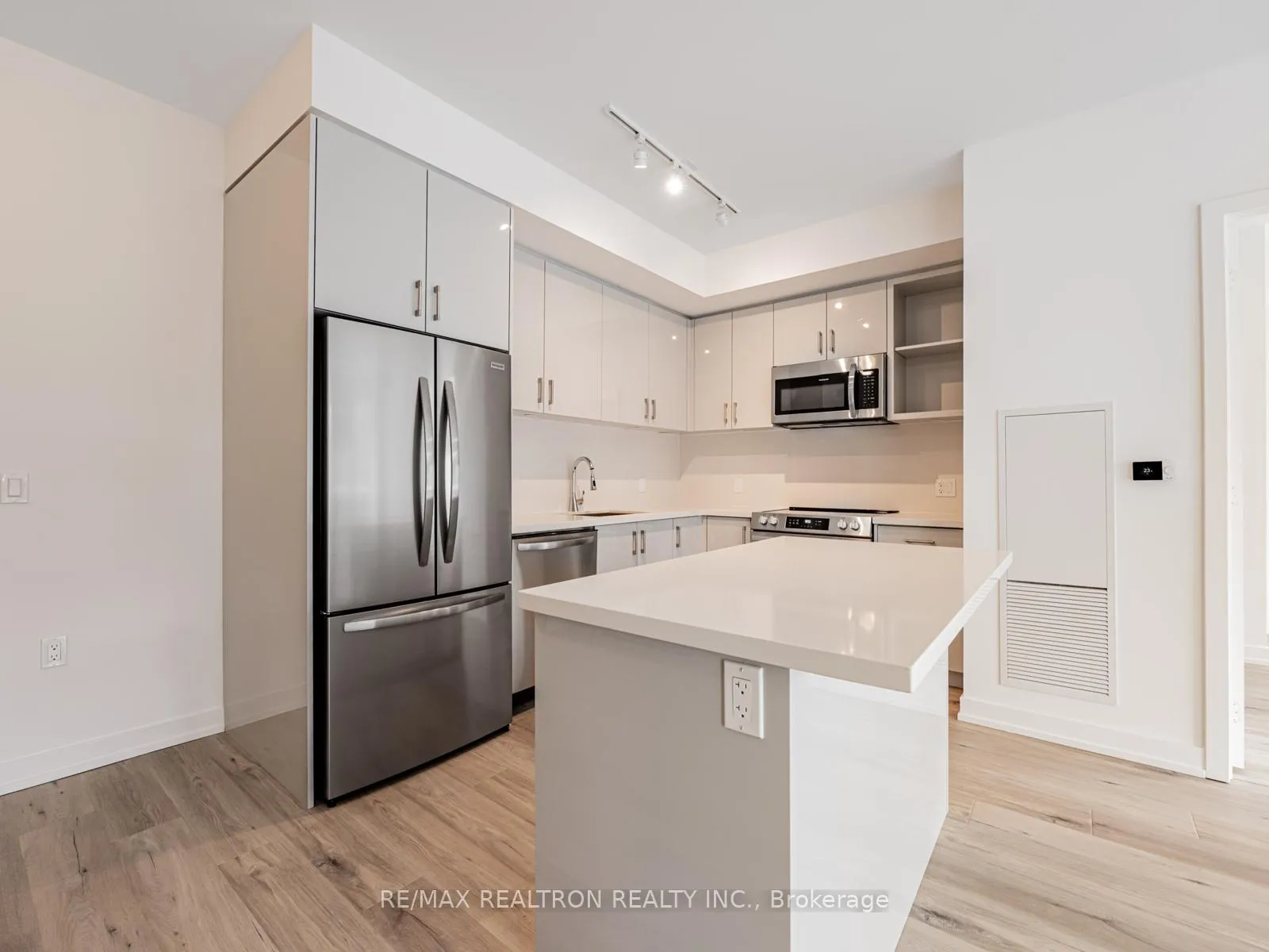 Photo 9 of Unit 313, 333 Sunseeker Avenue, Innisfil, Rural Innisfil — HOMEH