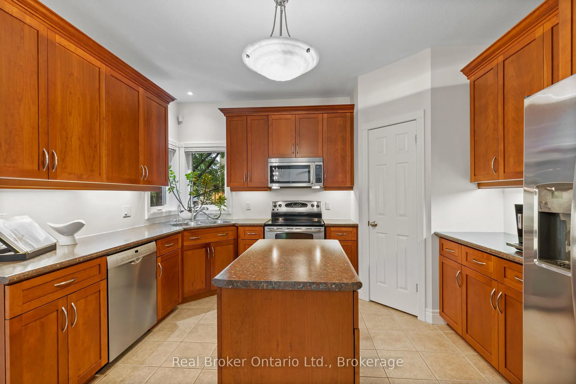 Photo 10 of 45 Pioneer Tower Crescent, Kitchener — HOMEH