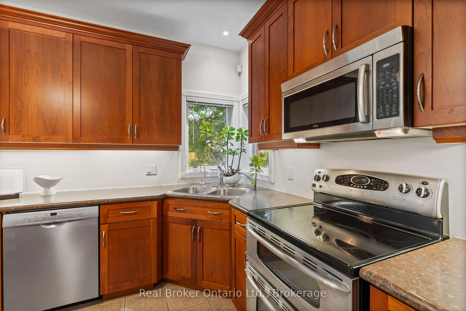 Photo 11 of 45 Pioneer Tower Crescent, Kitchener — HOMEH