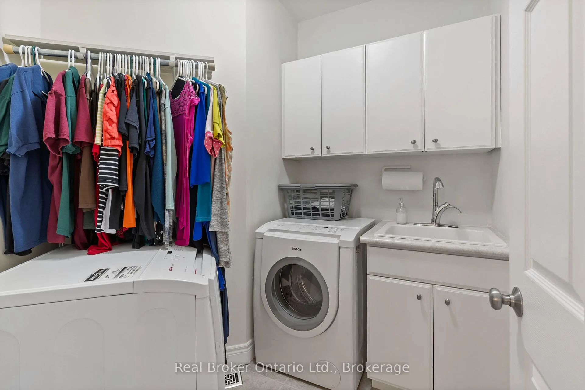 Photo 14 of 45 Pioneer Tower Crescent, Kitchener — HOMEH