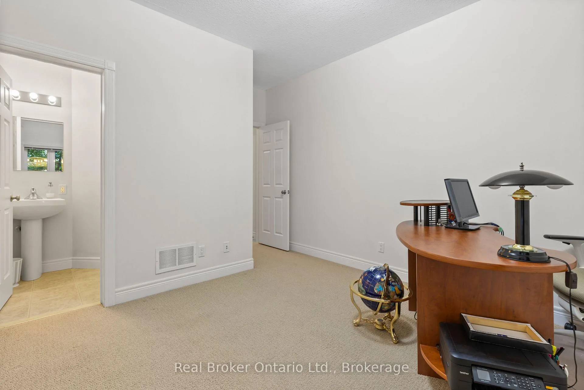 Photo 16 of 45 Pioneer Tower Crescent, Kitchener — HOMEH